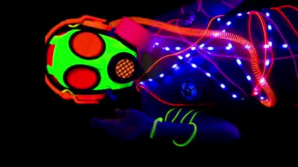 Verticale video van UV glow danseres met gasmasker — Stockvideo