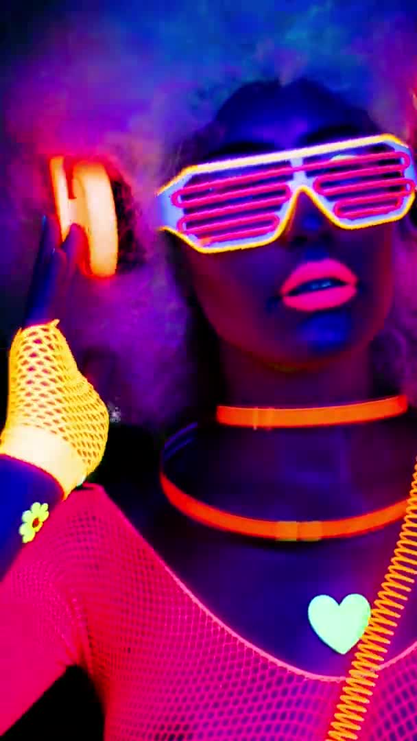 Ultraviyole ışıltılı kadın dansçının dikey videosu — Stok video