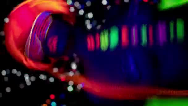 Vidéo verticale d'une danseuse aux rayons UV — Video