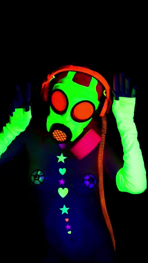 Vertical video of UV glow female dancer with gasmask — Stock Video