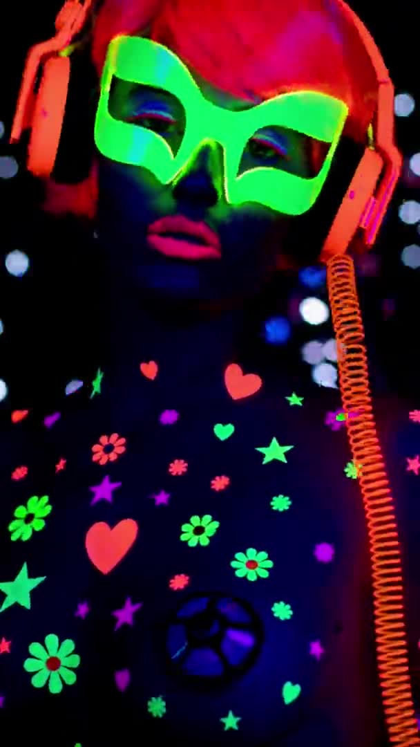 Függőleges videó UV világítás női táncos — Stock videók