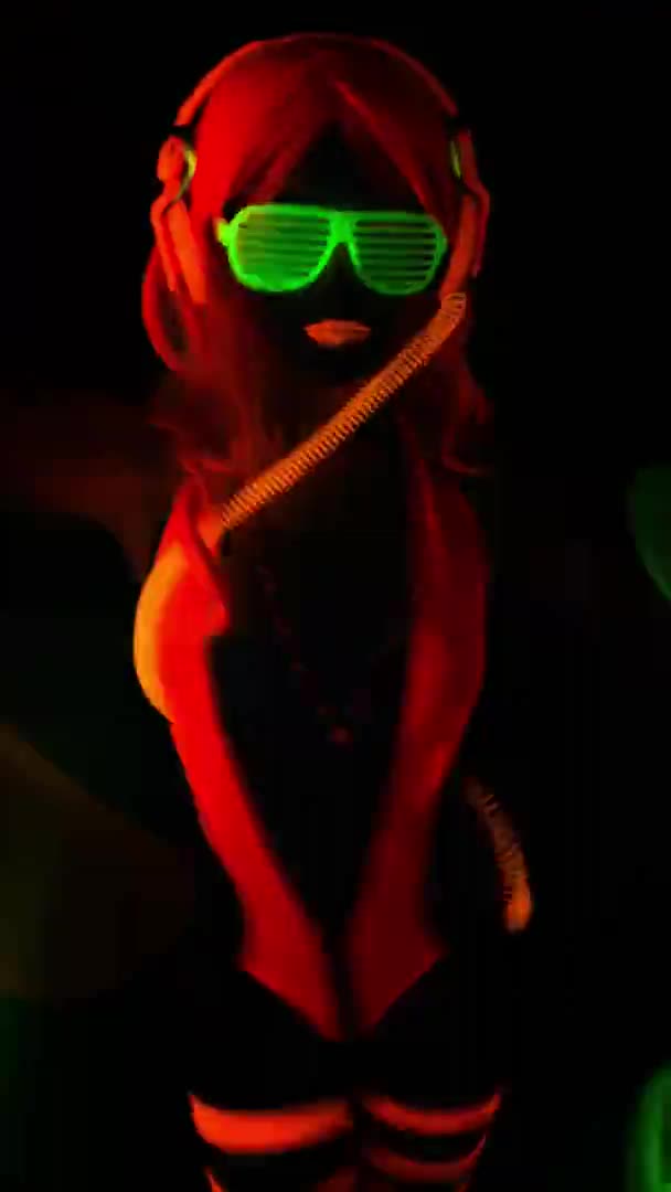 Vertikales Video einer Tänzerin mit UV-Licht — Stockvideo