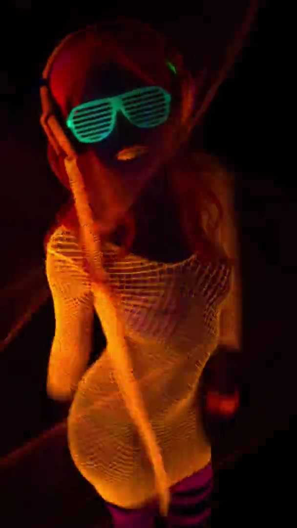 紫外光舞女的垂直录像 — 图库视频影像