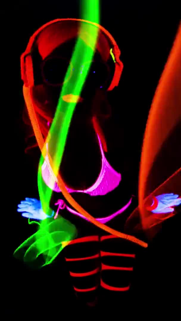 Вертикальное видео УФ-светящейся танцовщицы — стоковое видео
