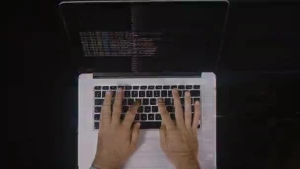 使用屏幕上有代码的笔记本电脑的人的视频 — 图库视频影像
