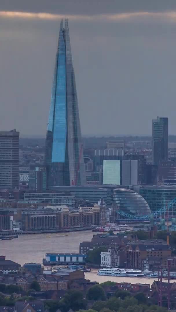 Vertical video timelapse of the skyline of London — стоковое видео