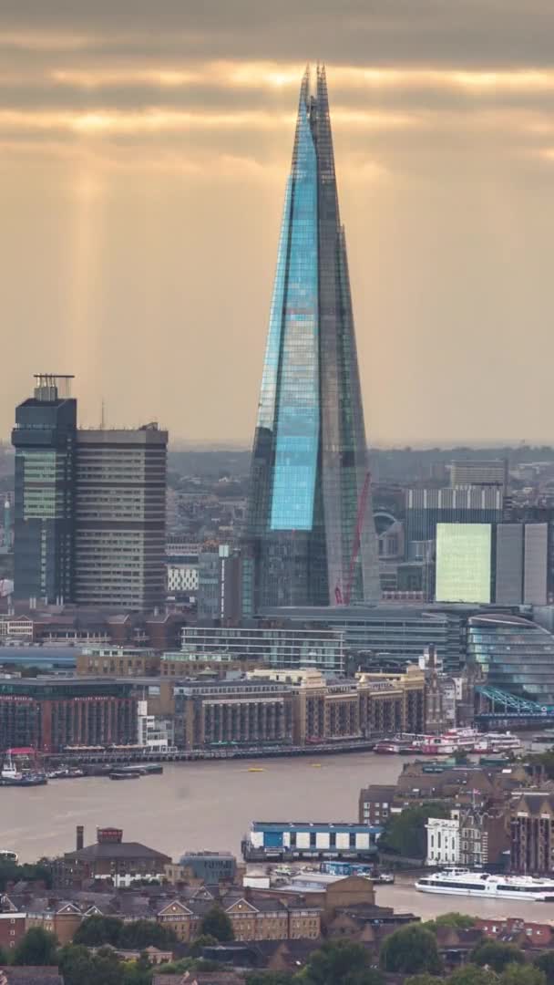 Vertical video timelapse of the skyline of London — стоковое видео