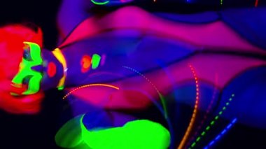 Ultraviyole ışıltılı kadın dansçının dikey videosu