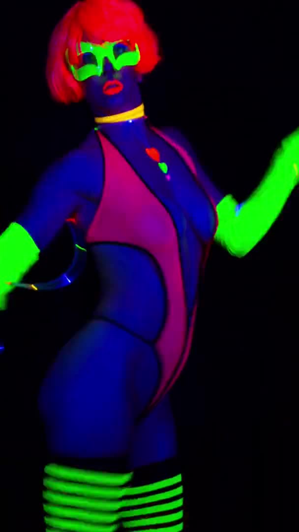 Vidéo verticale d'une danseuse aux rayons UV — Video