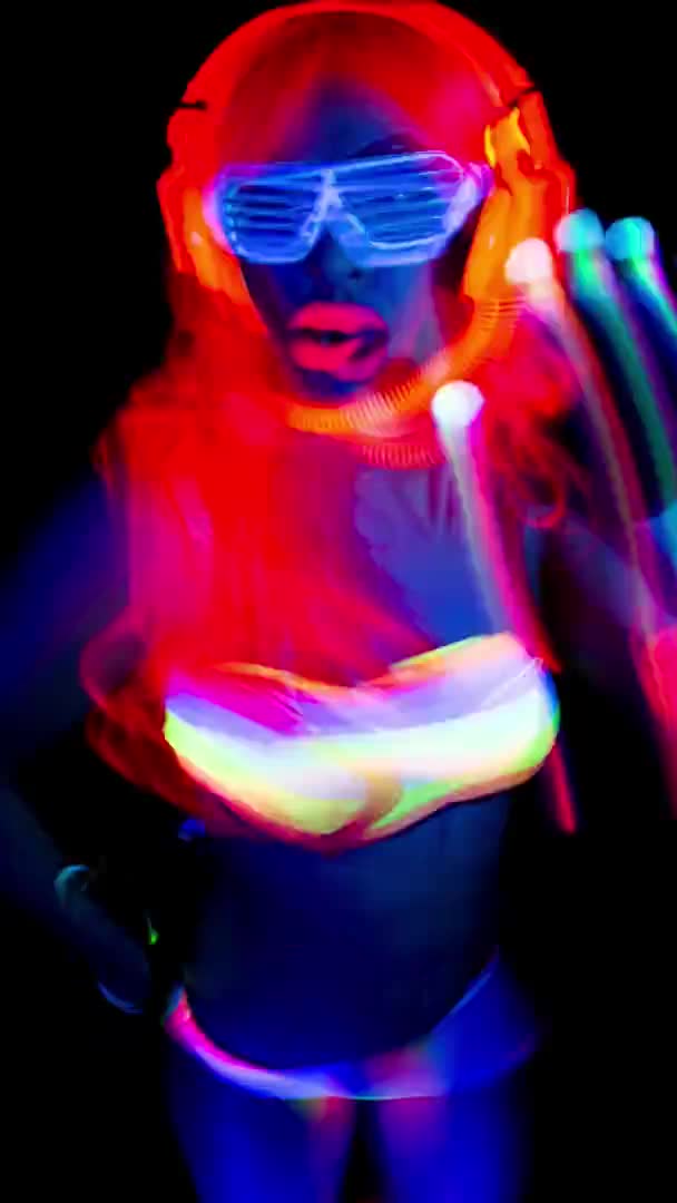 Вертикальное видео УФ-светящейся танцовщицы — стоковое видео