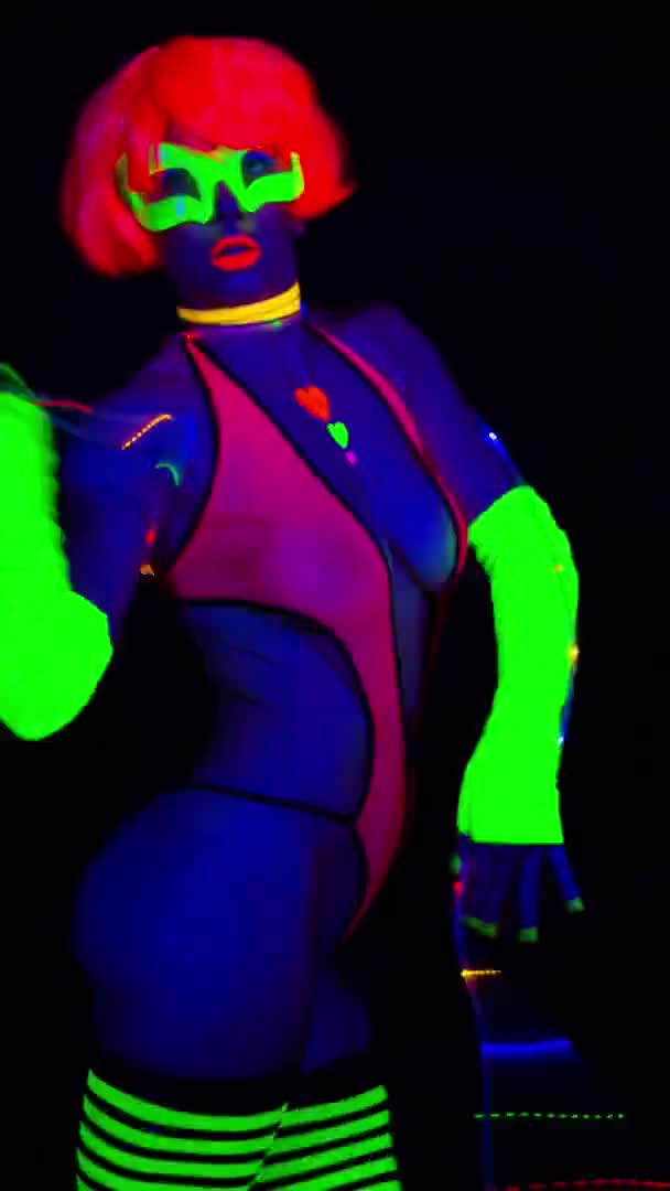 Vertikální video UV zářící tanečnice — Stock video