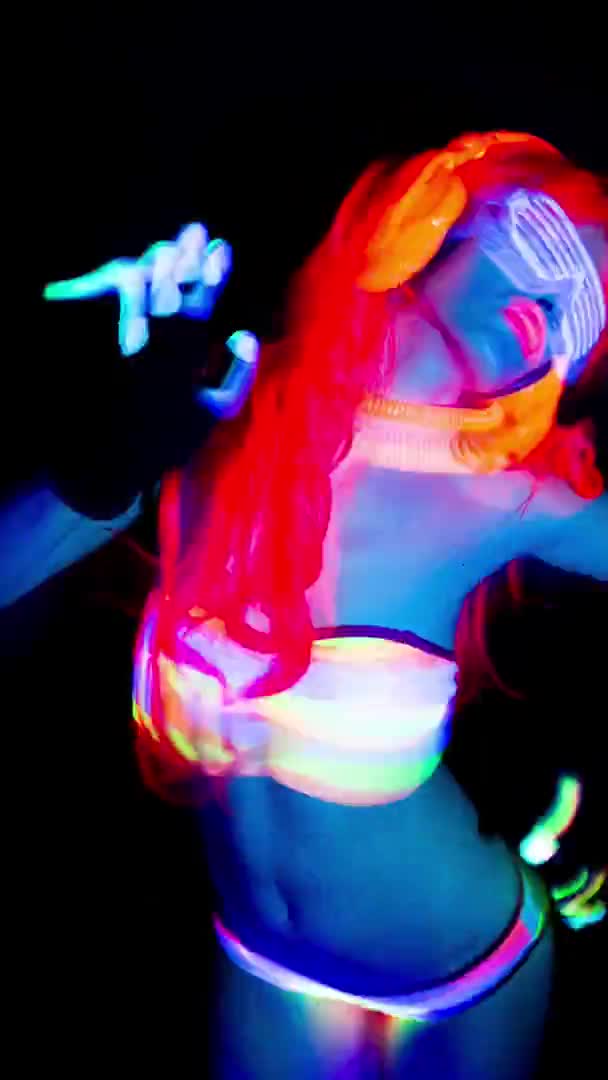 Vertikal video av UV-glöd kvinnlig dansare — Stockvideo