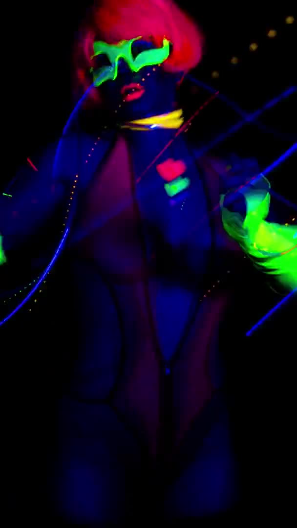 Κάθετη βίντεο από UV λάμψη γυναίκα χορεύτρια — Αρχείο Βίντεο