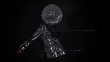 Bay Discoball diş ipi dansı yapıyor.