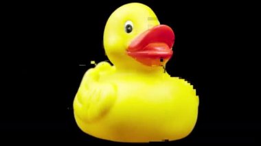Oyuncak lastik ördek etrafında dönüyor.
