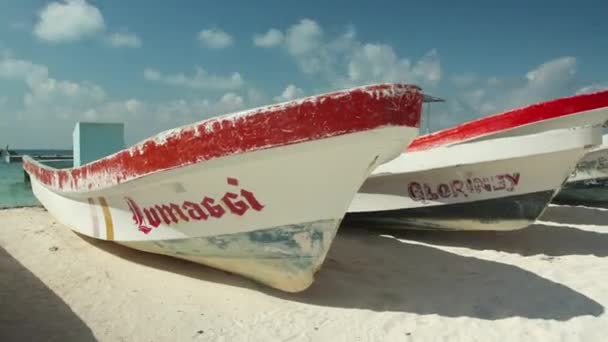 멕시코에 있는 해변에는 항해 할 수있는 시간제 보트가 넘쳐 납니다 — 비디오