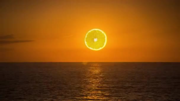 Oranžový řez zapadá jako slunce nad horizontem — Stock video