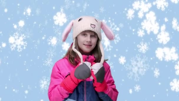 Dívka v králičí čepici s pohyblivýma ušima — Stock video