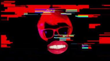 Büyük kırmızı dudaklı ve saçları siyah arka planda konuşan bir kadın.