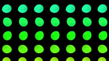 Üst üste düşen renkli balonlar canlandırıldı