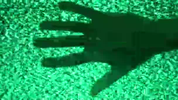 Siluetă de mână pe fundal glitching — Videoclip de stoc