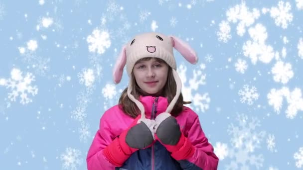 Dívka v králičí čepici s pohyblivýma ušima — Stock video