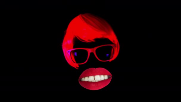 Vrouw met oversized rode lippen en haar praten tegen zwarte achtergrond — Stockvideo