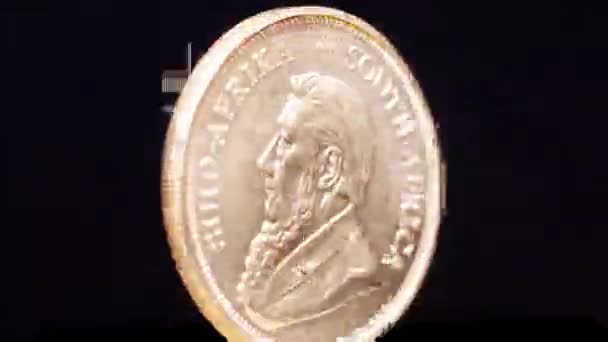 Moneda giratoria de 1 oz de oro Krugerrand — Vídeos de Stock