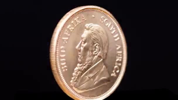 Περιστρεφόμενο χρυσό νόμισμα 1 oz Krugerrand — Αρχείο Βίντεο