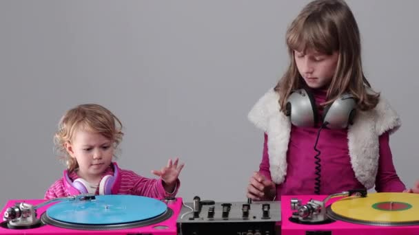 Duas raparigas a jogar com gira-discos — Vídeo de Stock