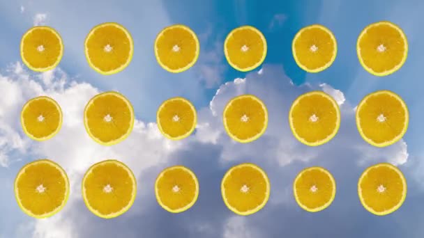 在乌云密布的天空中动画的橘子 — 图库视频影像
