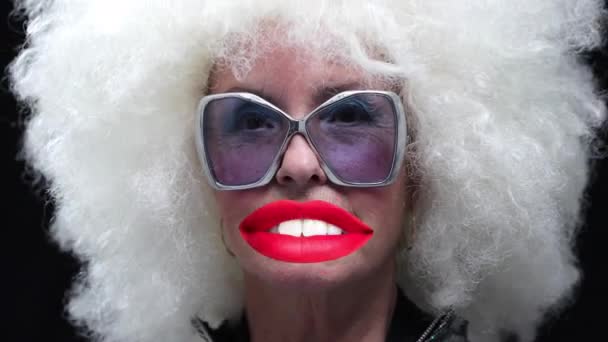 Disco-Oma mit übergroßen roten Lippen im Gespräch — Stockvideo