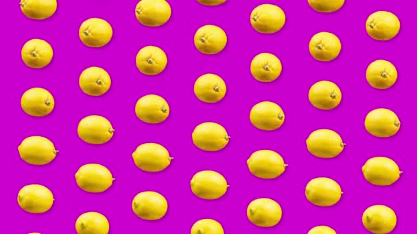 Лимоны подряд на розовом фоне — стоковое видео