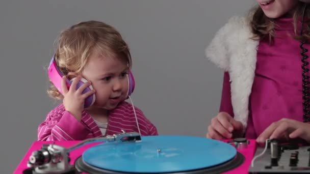 Dos chicas jugando con tocadiscos — Vídeo de stock