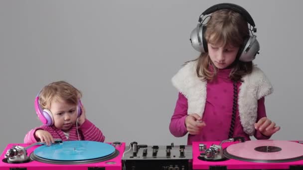 Zwei Mädchen spielen mit Plattenspielern — Stockvideo