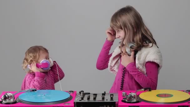 Dos chicas jugando con tocadiscos — Vídeos de Stock