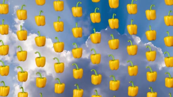 Gele paprika 's vallen tegen een blauwe lucht — Stockvideo