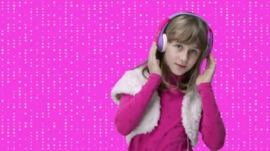 Kulaklıklı kız boyun dansı yapıyor.