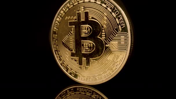 Bitcoin se otáčí proti černé — Stock video