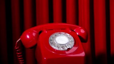Kırmızı klasik bir döner telefon.