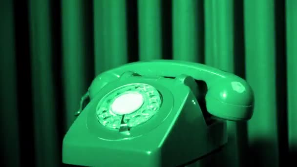 Un téléphone rotatif classique tournant et changeant de couleur — Video