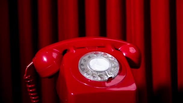 Un téléphone rotatif classique rouge tournant — Video