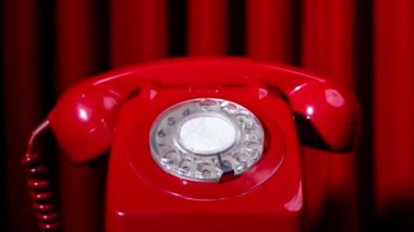 Kırmızı klasik bir döner telefon.