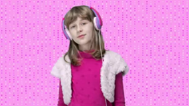 Gadis dengan headphone round neck dancing — Stok Video