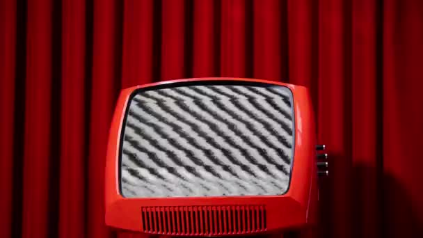 Televisores retro con estática contra cortina de terciopelo — Vídeo de stock