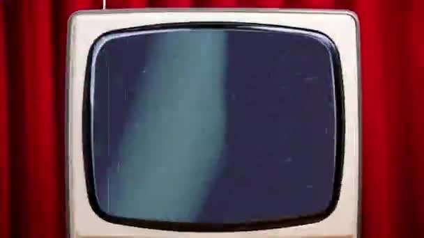 Televisão retro com estática contra cortina de veludo — Vídeo de Stock