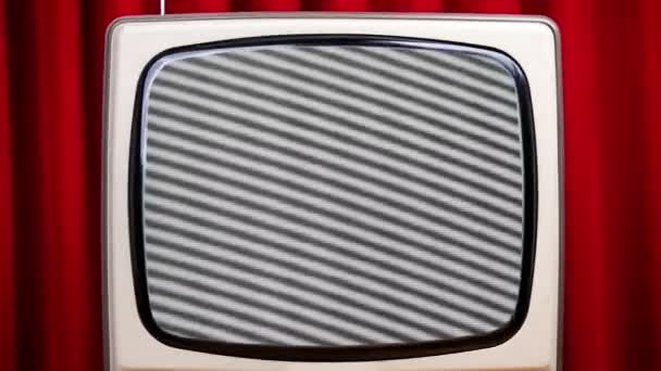 Retro televízió statikus ellen bársony függöny — Stock videók