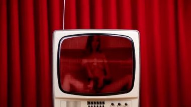 Ekranda pikselli seksi model olan televizyon