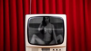 Ekranda pikselli seksi model olan televizyon