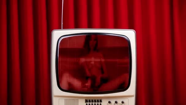 Telewizor z pikselowym seksownym modelem na ekranie — Wideo stockowe